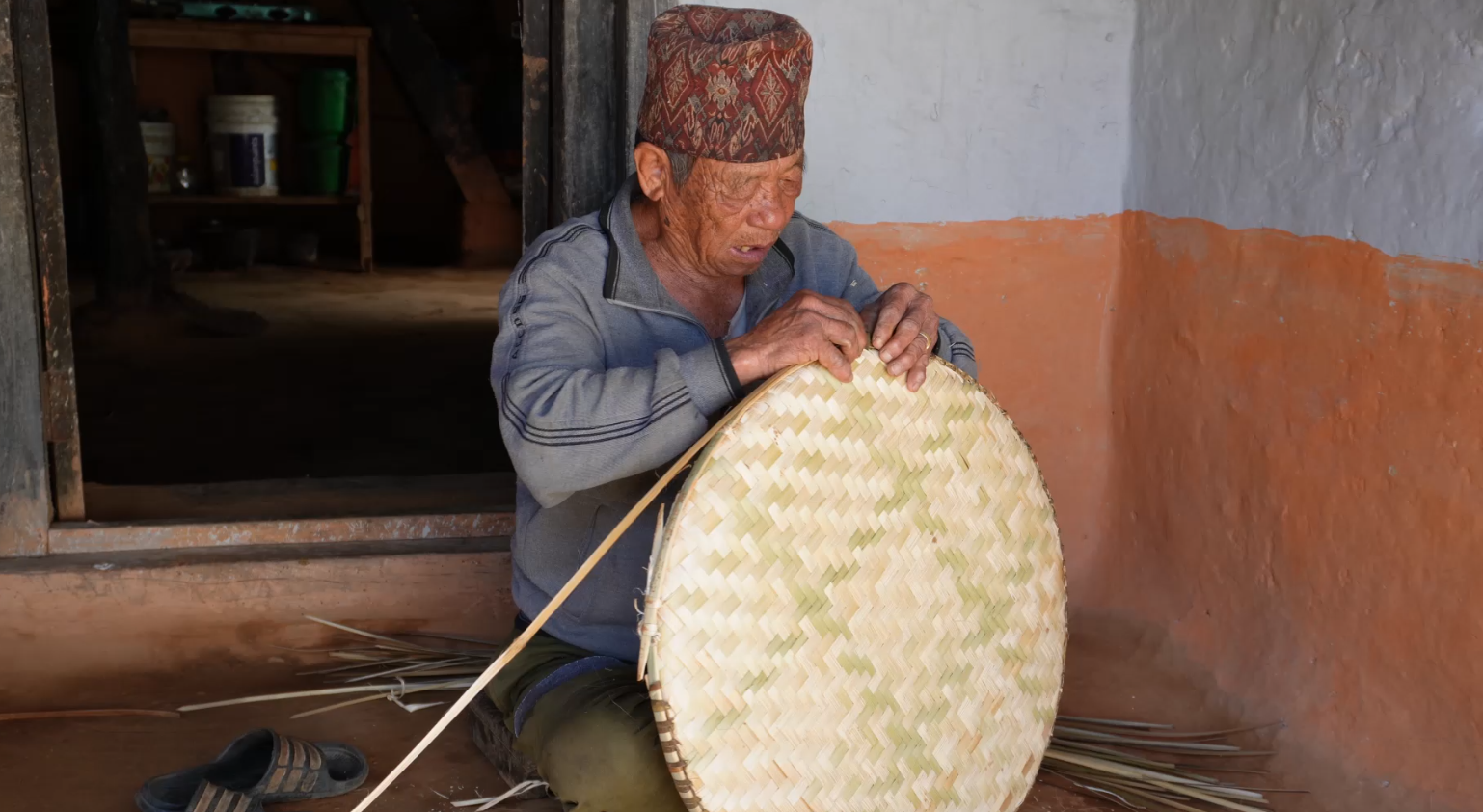 बाँसका घरेलु सामग्री बुन्ने चलनमा कमी आउँदै