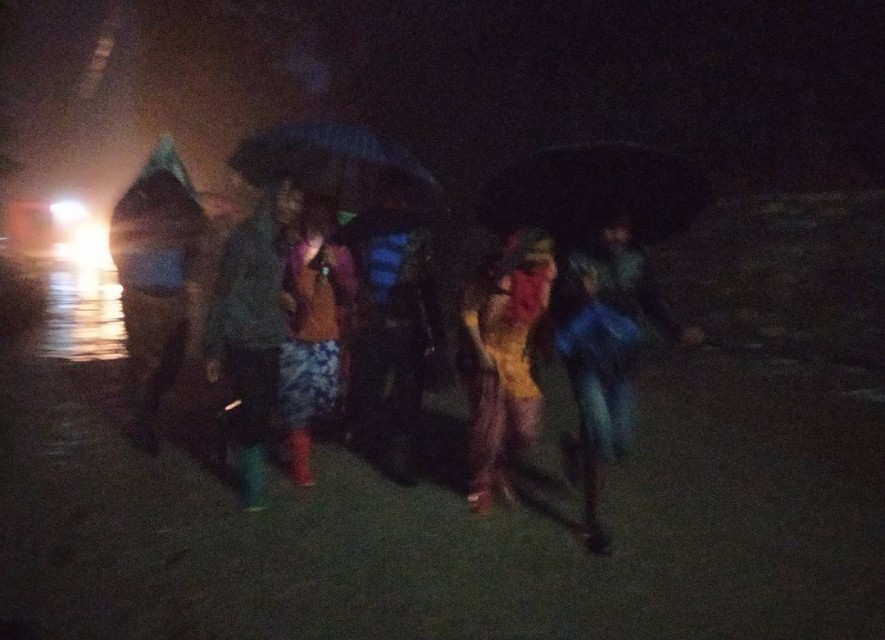 फोटो अफ द डे : झरीका बीच सोमबार राति ओखलढुंगा सदरमुकाम हुँदै गन्तव्यतर्फ जाँदै पैदलयात्री