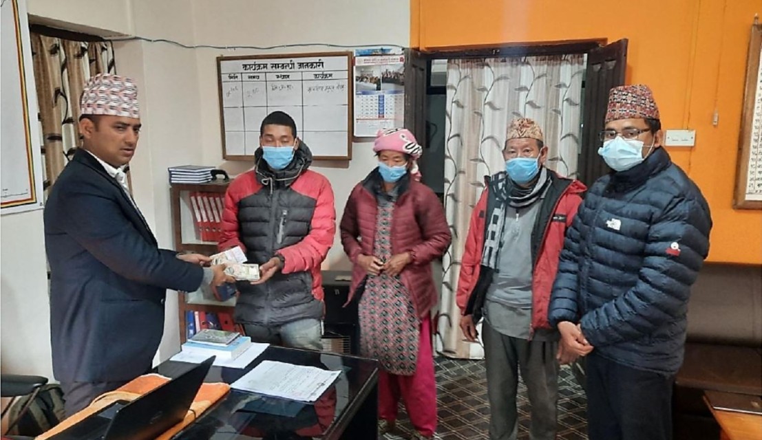 चट्याङ लागेर ज्यान गुमाएकी छम्जीको परिवारलाई २ लाख राहत