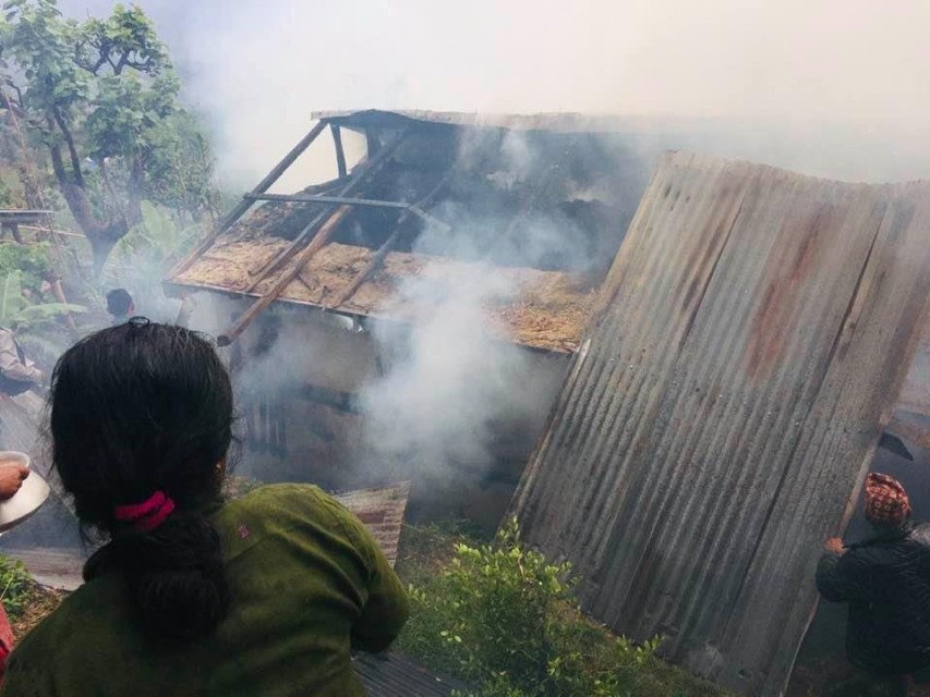 चम्पादेवीको ओख्रेनीमा चट्याङ परेर आगलागी, एक घर जल्यो