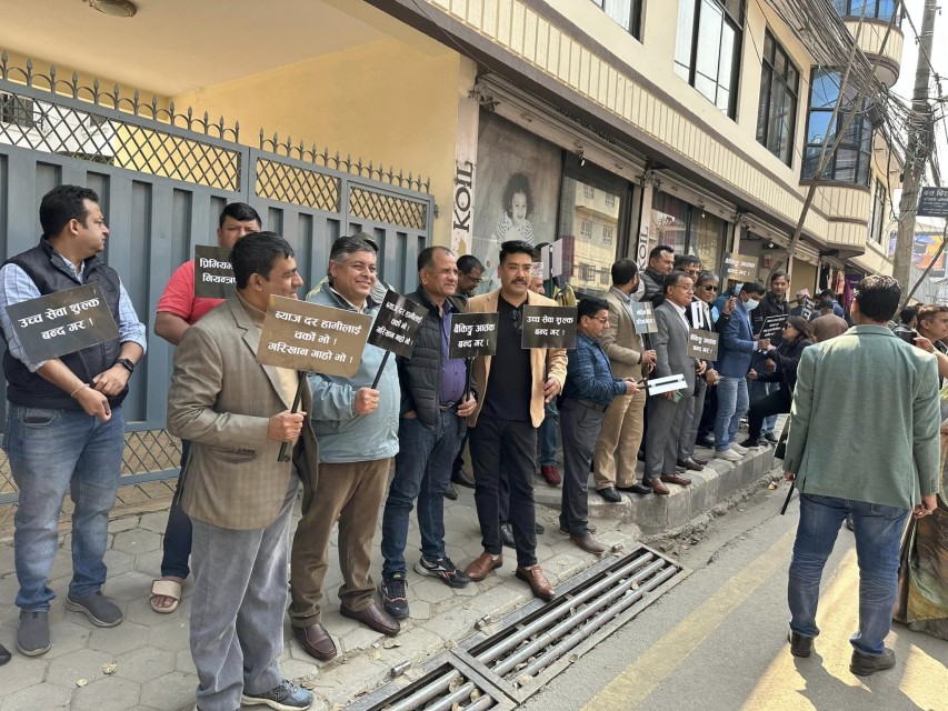 बैंक तथा वित्तीय संस्थाको ब्याजदर घटाउन माग गर्दै ओखलढुंगाका व्यवसायी काठमाडौँमा