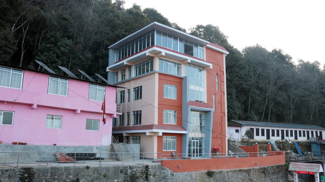 सिद्धिचरणले स्वीकृत दरबन्दी बाहेकका अस्थायी तथा करार सेवाका कर्मचारी निकाल्ने