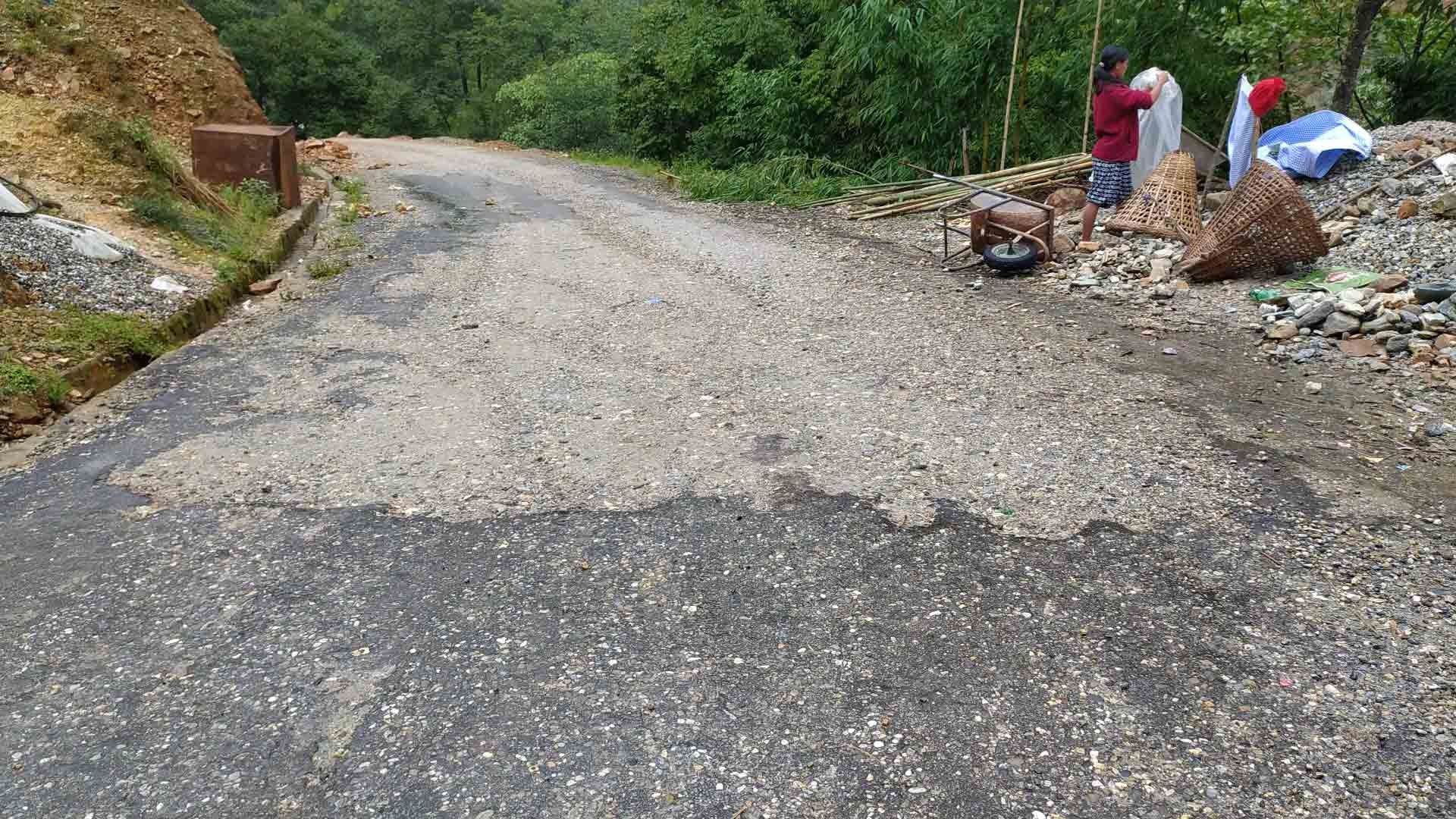 रमाइलोडाँडा-रुम्जाटार कालोपत्रे सडक : जताततै खाल्डैखाल्डा