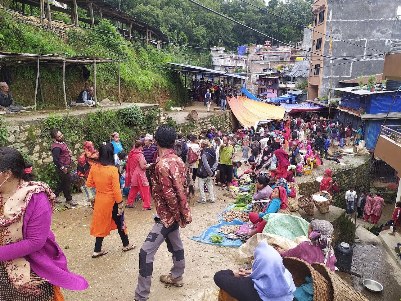 ओखलढुंगाका हाटबजारमा तरकारी र सागसब्जी मात्रै बेच्न पाइने, अनिवार्य मास्क लगानुपर्ने