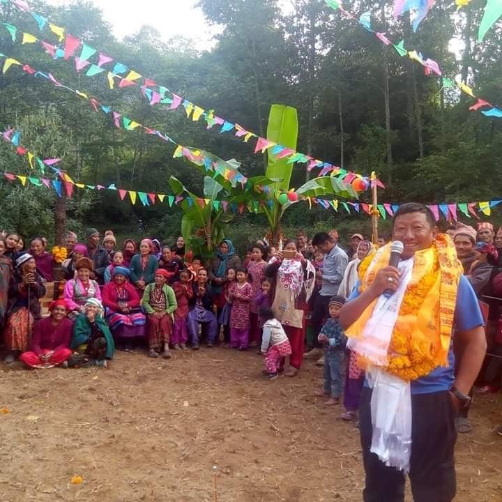 कोरोनाका कारण गुजारा चलाउन समस्या भएका श्रीचौरका स्थानीयलाई रिन्जीले गरे खाद्यान्न सहयोग