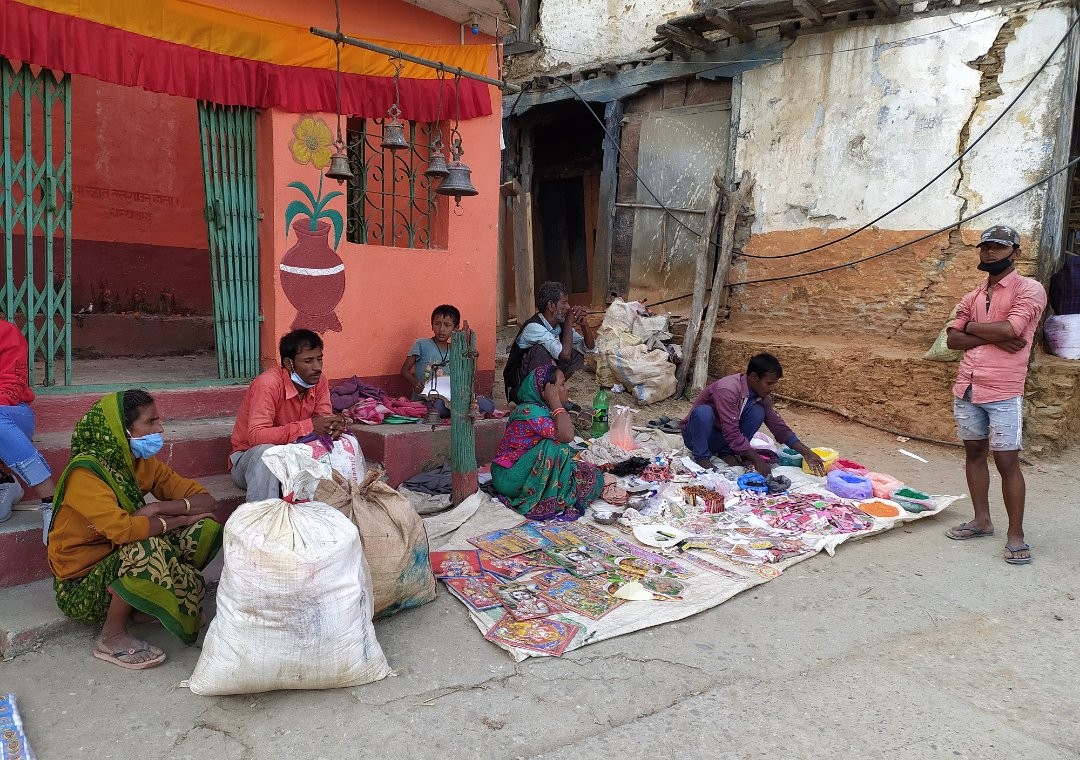 फोटो अफ द डे : ओखलढुंगामा तिहारलक्षित रङलगायतका सामग्री बिक्रीका लागि प्रतीक्षारत व्यापारीहरू