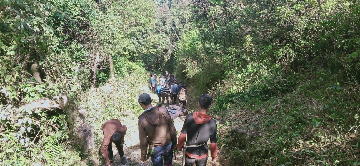 श्रीचौरका स्थानीयद्वारा चम्पादेवी मन्दिर जाने पदमार्ग सरसफाई