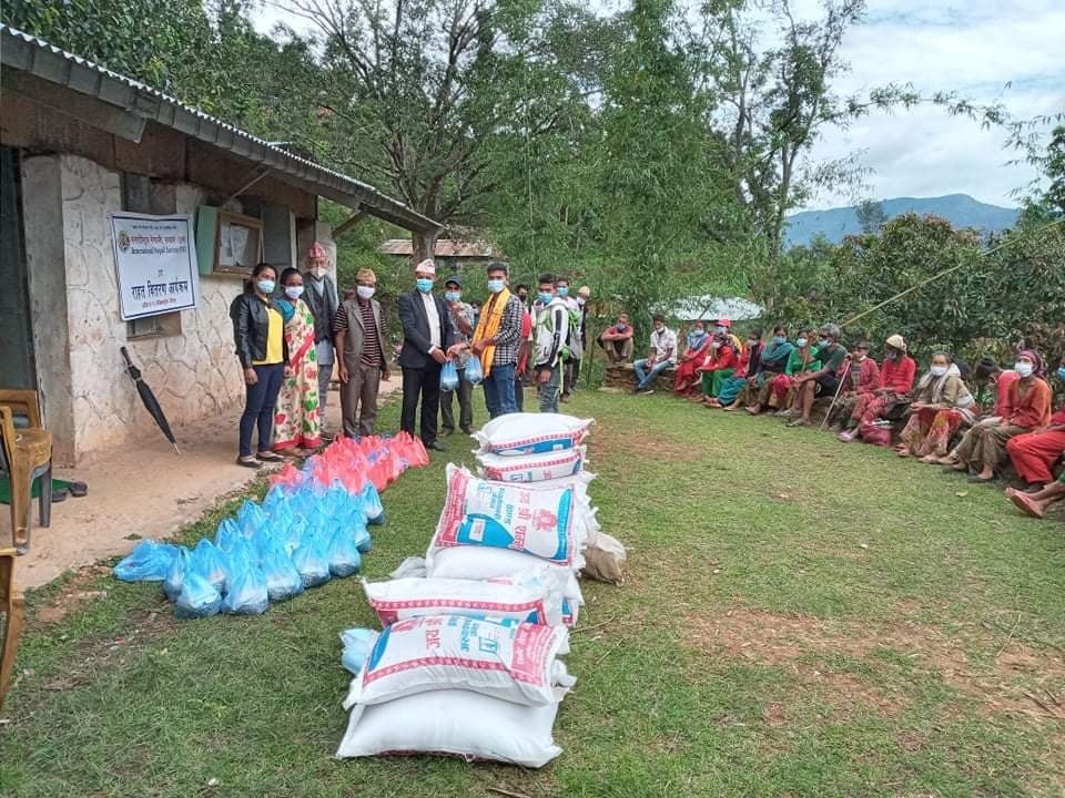 कोरोना संक्रमणका कारण समस्यामा परेका तलुवाका नागरिकलाई खाद्यान्न सहयोग