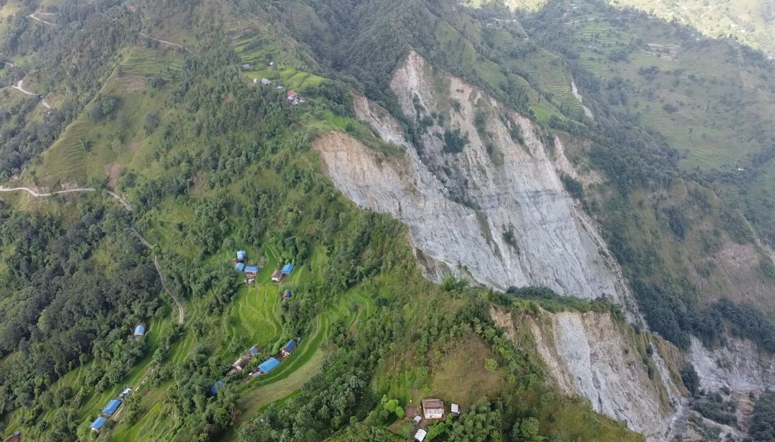 माम्खा पहिरोको डरलाग्दो रुप, ५ दर्जन बढी घर जोखिममा