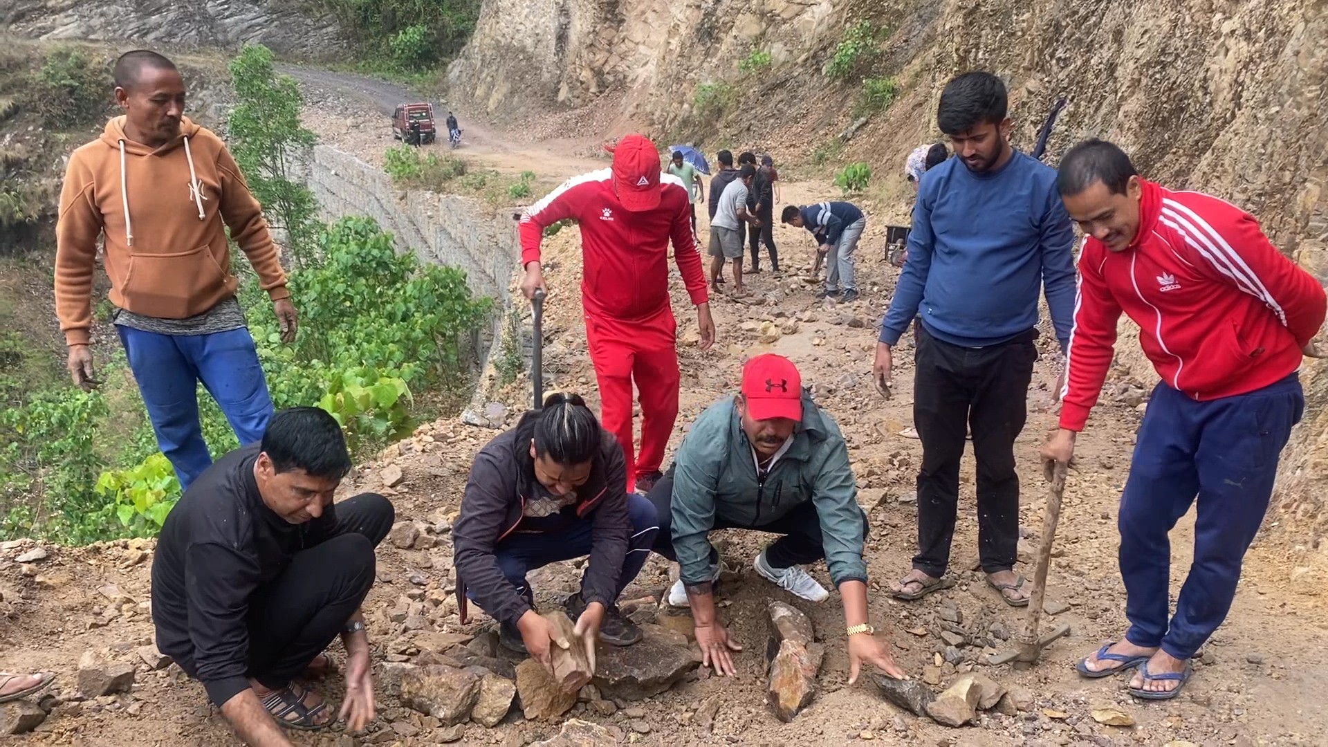 श्रमदानमा जुट्दै चम्पादेवी गाउँपालिकाका जनप्रतिनिधि र कर्मचारी