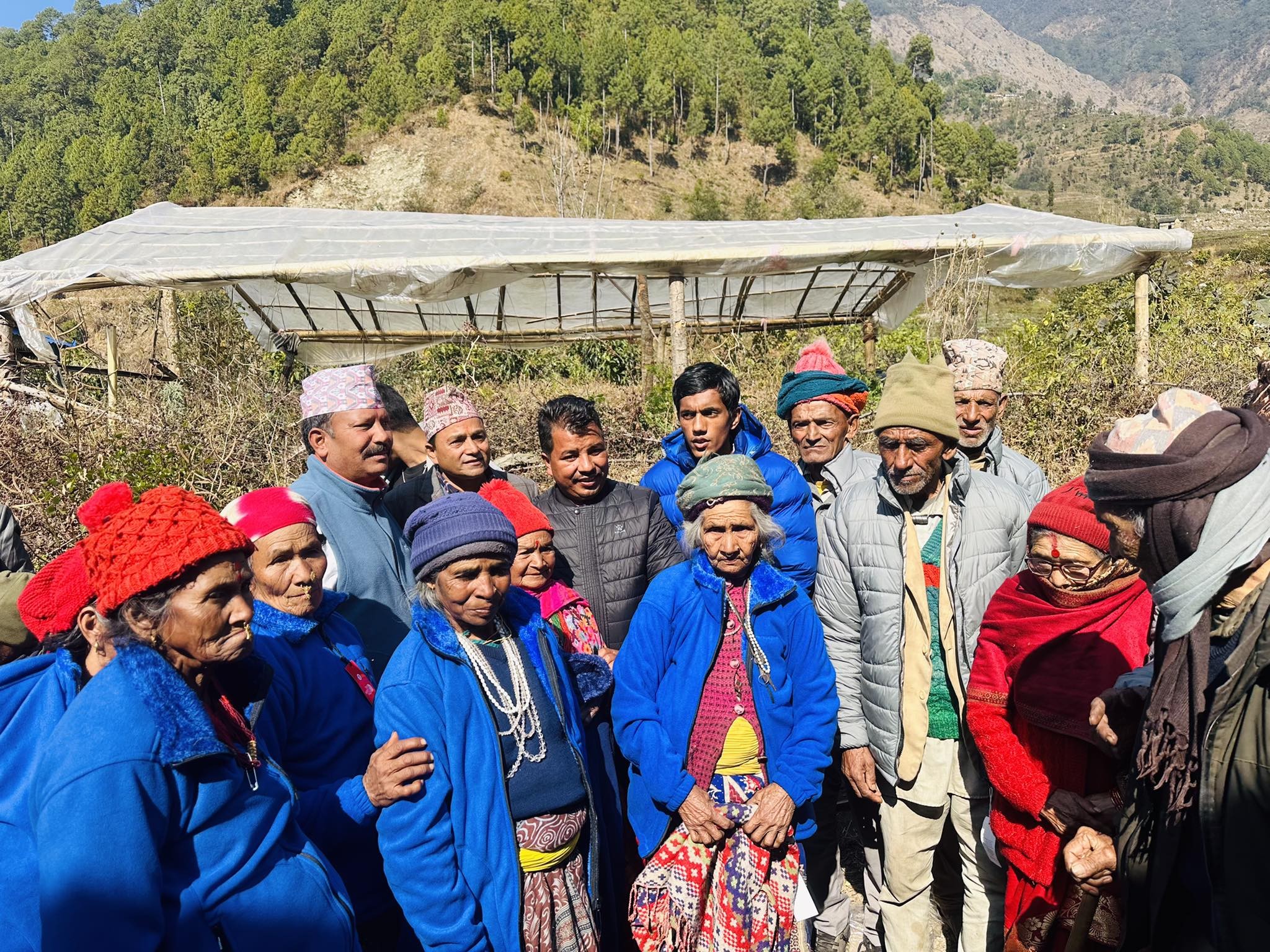 ओखलढुंगा कांग्रेसका नेता डीबी गिरीद्वारा वृद्धवृद्धालाई ज्याकेट वितरण