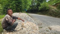 गलैँचा मालिकदेखि गिटी कुट्नेसम्म: सफल व्यवसायीको यो हविगत, अहिले खाने अन्न पनि छैन (भिडियोसहित)