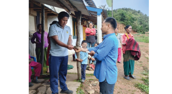 मोलुङ ४ कांग्रेसले गर्यो विपतमा परेका पीडित परिवारलाई ७८ हजार सहयोग