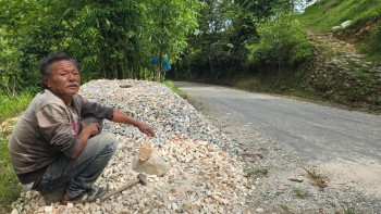गलैँचा मालिकदेखि गिटी कुट्नेसम्म: सफल व्यवसायीको यो हविगत, अहिले खाने अन्न पनि छैन (भिडियोसहित)