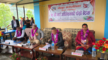 मोलुङ गाउँपालिकाको १९औँ अधिवेशन : ७ वटा ऐन पारित, विद्यालयलाई करोडौँका सामग्री र छात्रवृत्ति वितरण