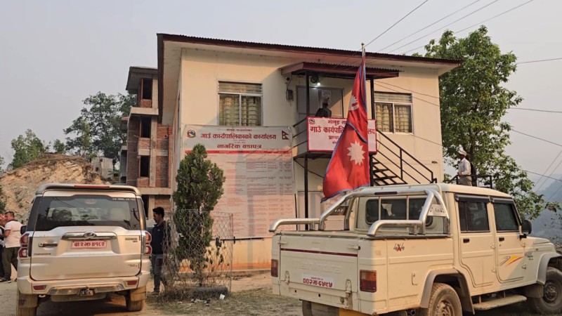 मोलुङको सरकारी मोटरसाइकल दुरुपयोग गर्दै पूर्व कर्मचारी र गाउँपालिका अध्यक्षका पूर्व स्वकिय सचिव