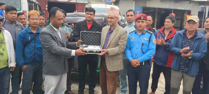 सिद्धिचरण नगरपालिद्वारा ट्राफिक प्रहरीलाई ब्रेथलाइजर मेसिन हस्तान्तरण