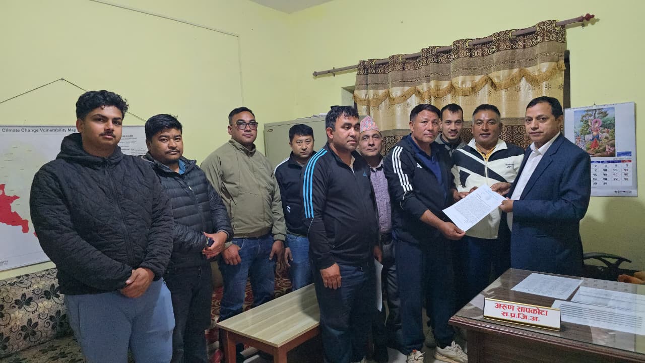 ओखलढुंगाका निर्माण व्यवसायीले सरकारलाई दिए निर्माण कार्य स्वत: बन्द हुने चेतावनी